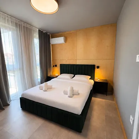 Modern 1br Apartment, Spacious Balcony, Fast Wifi & Free Parking *