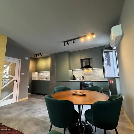 Modern 1br Apartment, Spacious Balcony, Fast Wifi & Free Parking *