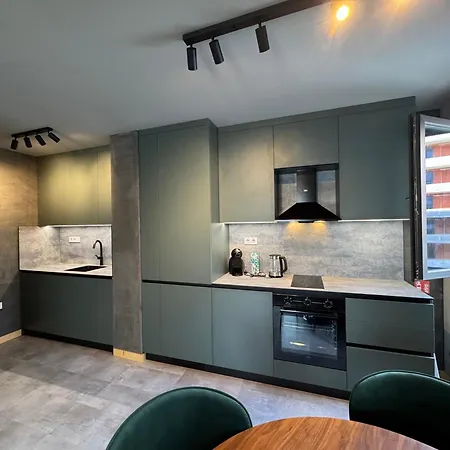 Apartmán Modern 1br Apartment, Spacious Balcony, Fast Wifi & Free Parking *