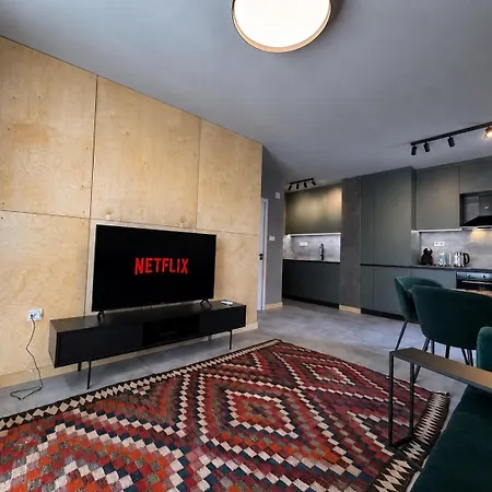 Modern 1br Apartment, Spacious Balcony, Fast Wifi & Free Parking