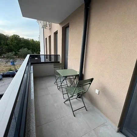 Apartmán Modern 1br Apartment, Spacious Balcony, Fast Wifi & Free Parking