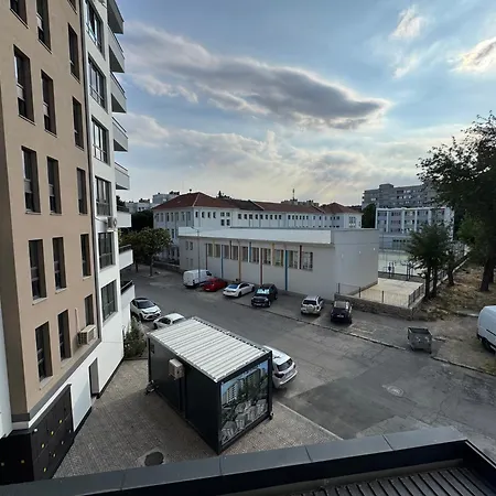 Apartmán Modern 1br Apartment, Spacious Balcony, Fast Wifi & Free Parking