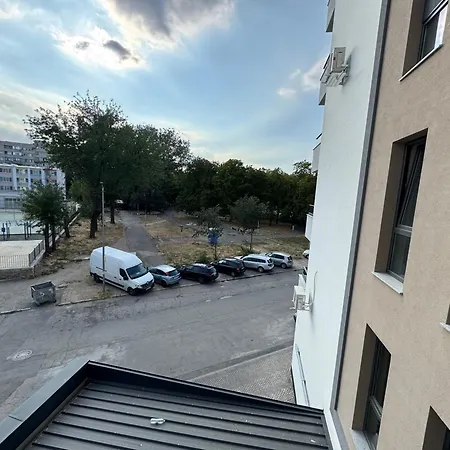 Apartmán Modern 1br Apartment, Spacious Balcony, Fast Wifi & Free Parking *